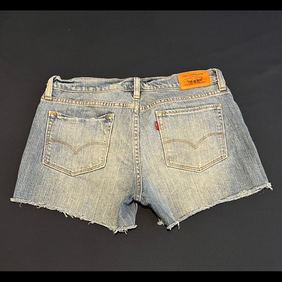 Levi’s Cut Off Frayed Hem Denim Shorts - Picture 2 of 3